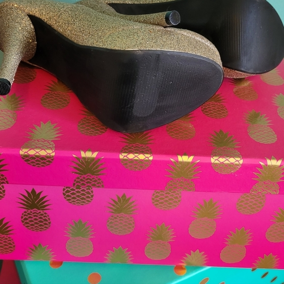 George gold heels 👠 - Picture 3 of 7